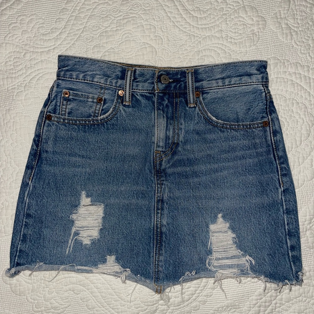 Levi’s Denim Distressed Mini Skirt Raw Hem Size 24